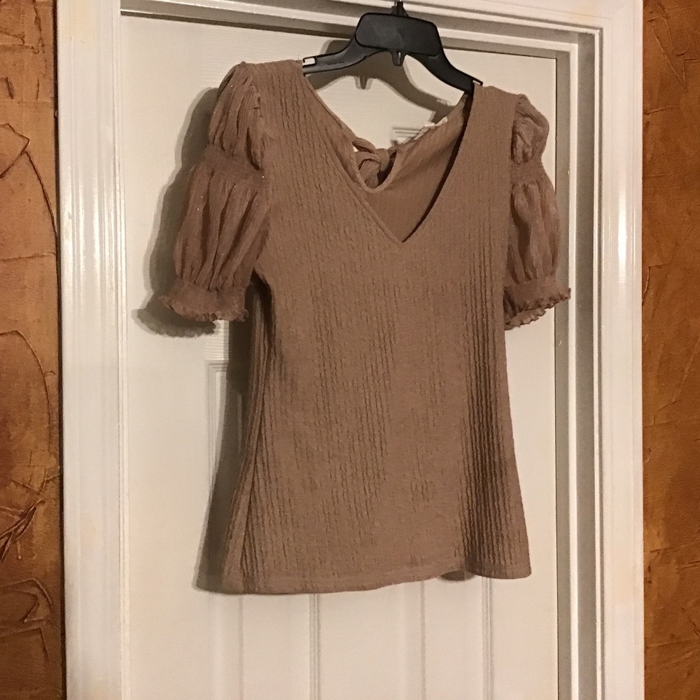 Beautiful form fitting blouse. Very sexy